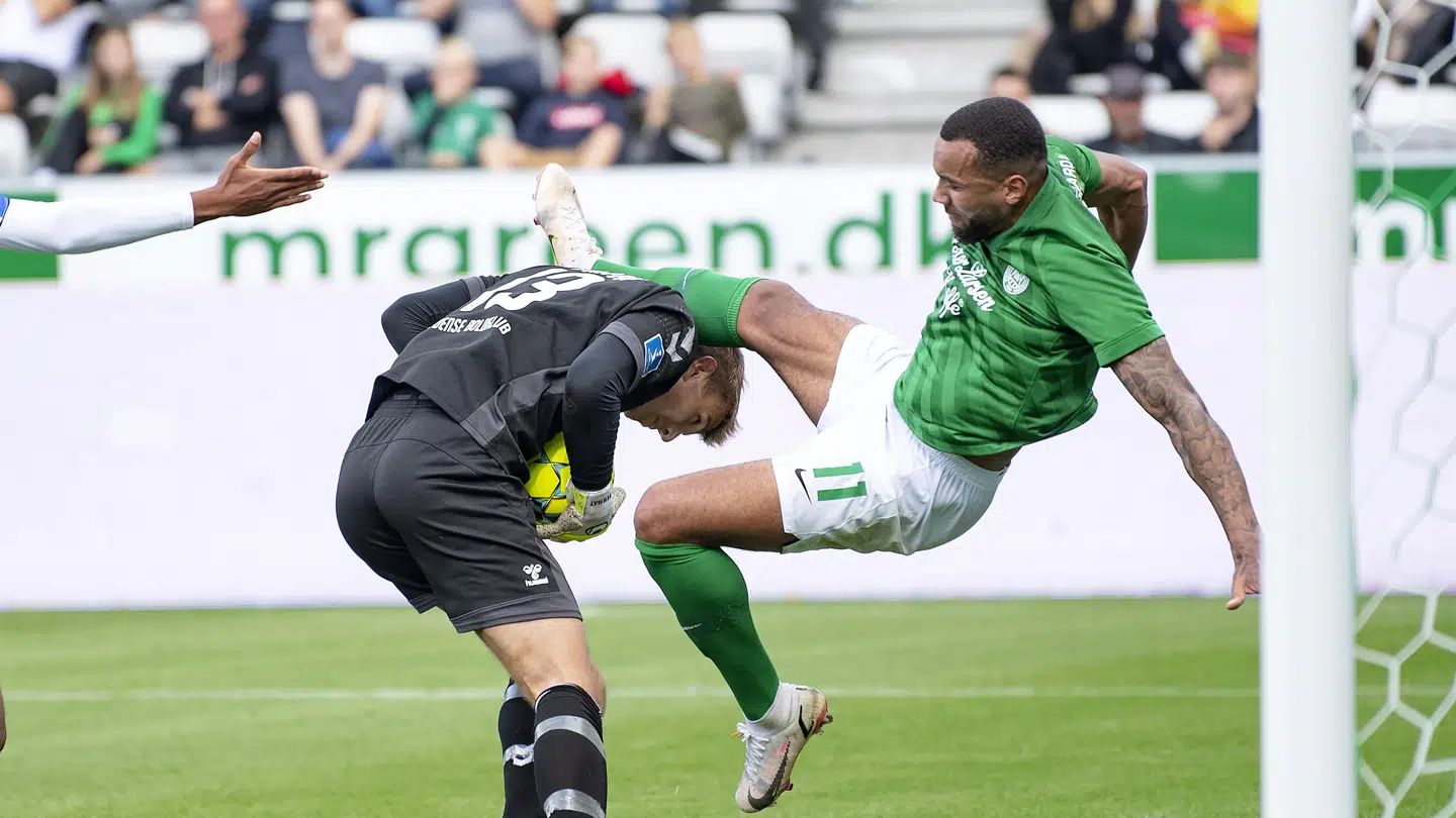 Jay-Roy Grot hoppede ind i Hans Christian Bernat, men slap med gult kort.