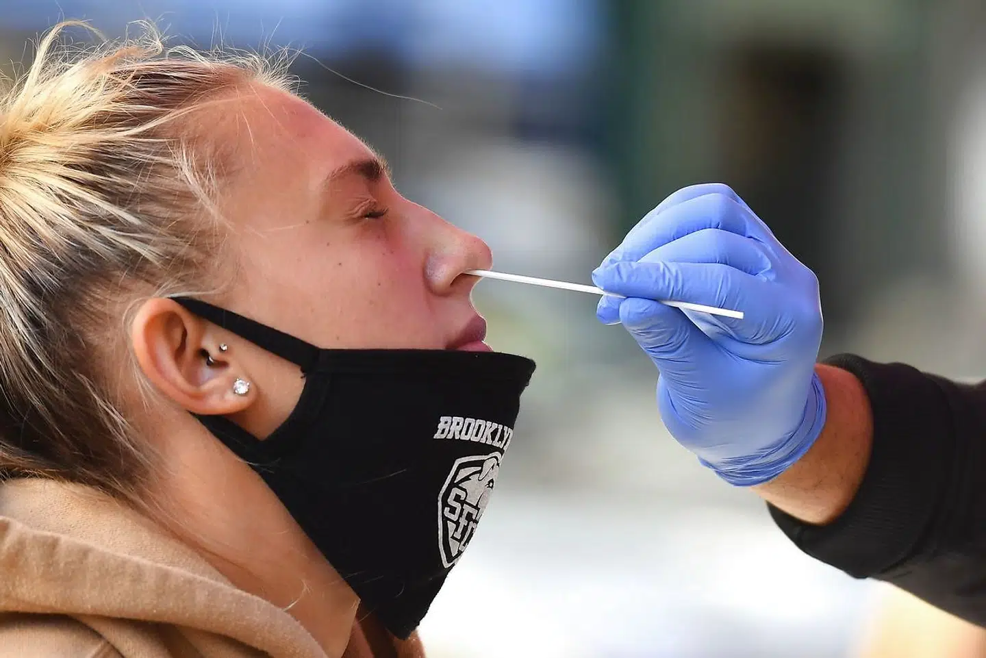 En negativ test vil fra tirsdag morgen ikke længere være nok til at komme på arbejde, hvis man arbejder i New Yorks sundhedsvæsen.