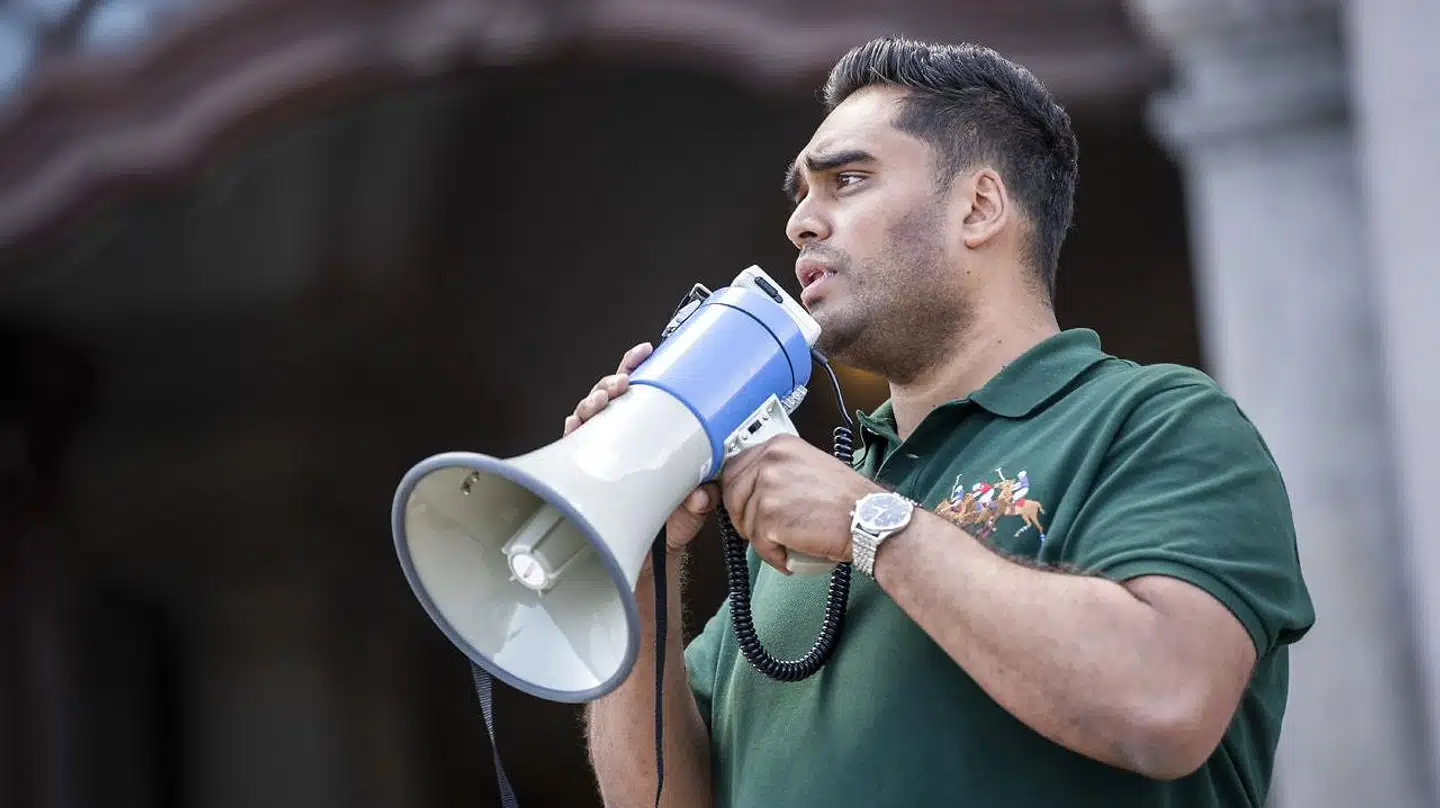 Sikandar Siddique under demonstration på Christiansborg Slotsplads 23. juli 2021 mod ny EU-dom om tørklædeforbud.
