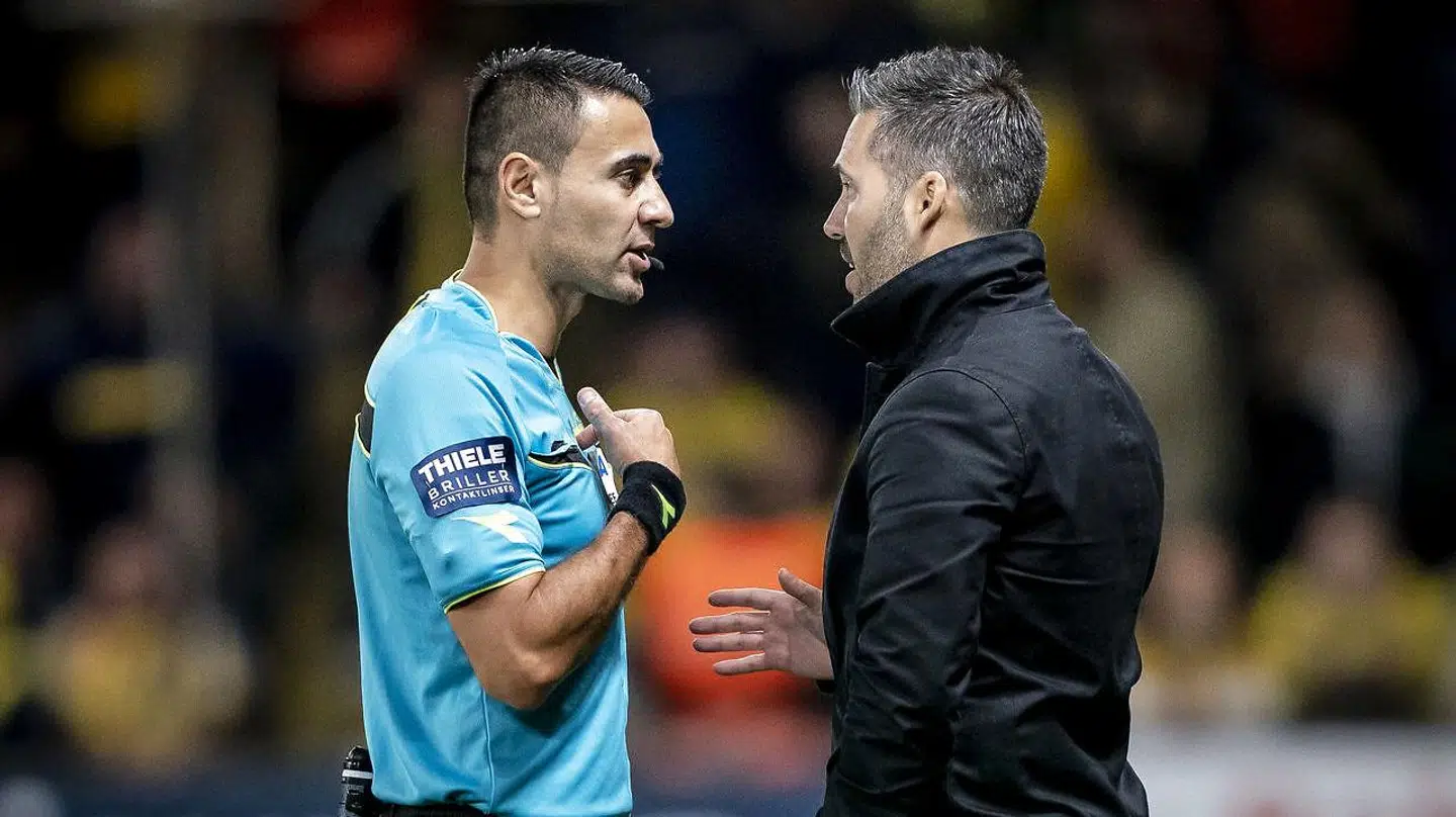 AaB's cheftræner Marti Cifuentes i snak med dommeren i søndagens nederlag til Brøndby. AaB-træneren har også en dialog kørende med Frederik Børsting om Klarup-drengens plads på holdet.