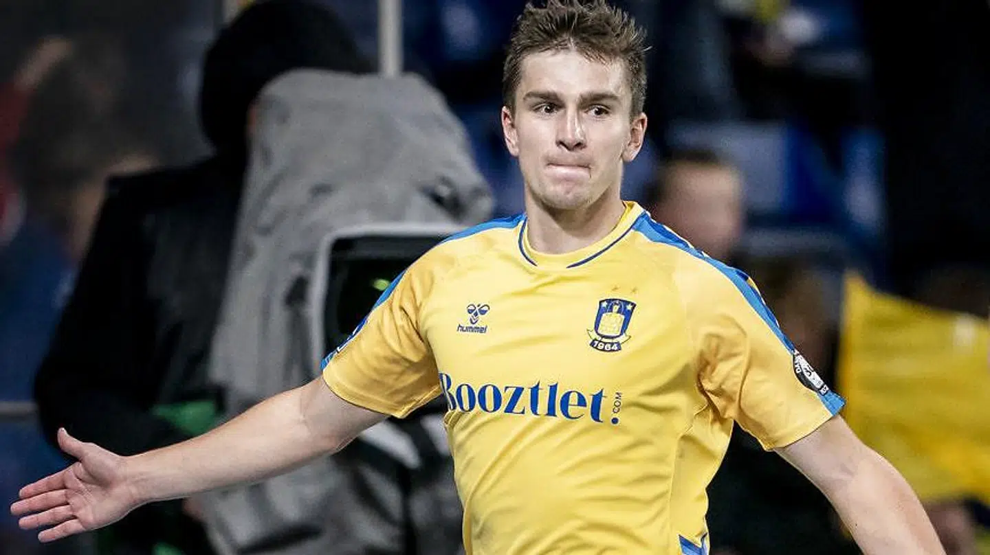 Mikael Uhre blev redningsmanden for Brøndby søndag aften, da sidste års Superligatopscorer scorede to gange i kampen mod AaB. Dermed rækker han også i denne sæson ud efter topscorertitlen.