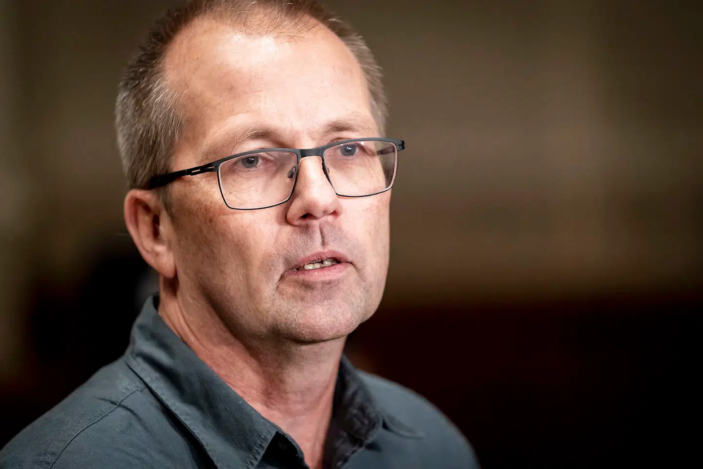 Peder Hvelplund (EL) taler foran pressen, efter at Enhedslisten og blå blok har givet sundheds- og ældreministeren en næse efter samråd på Christiansborg i København, 3. december 2020. Det sker efter åbent samråd med sundheds- og ældreministeren om, hvorfor Region Sjælland ikke blev informeret forud for ministerens udtalelser om, at den nye mutation af covid-19, Cluster-5, skulle have spredt sig på Midtsjælland. (Foto: Mads Claus Rasmussen/Ritzau Scanpix)