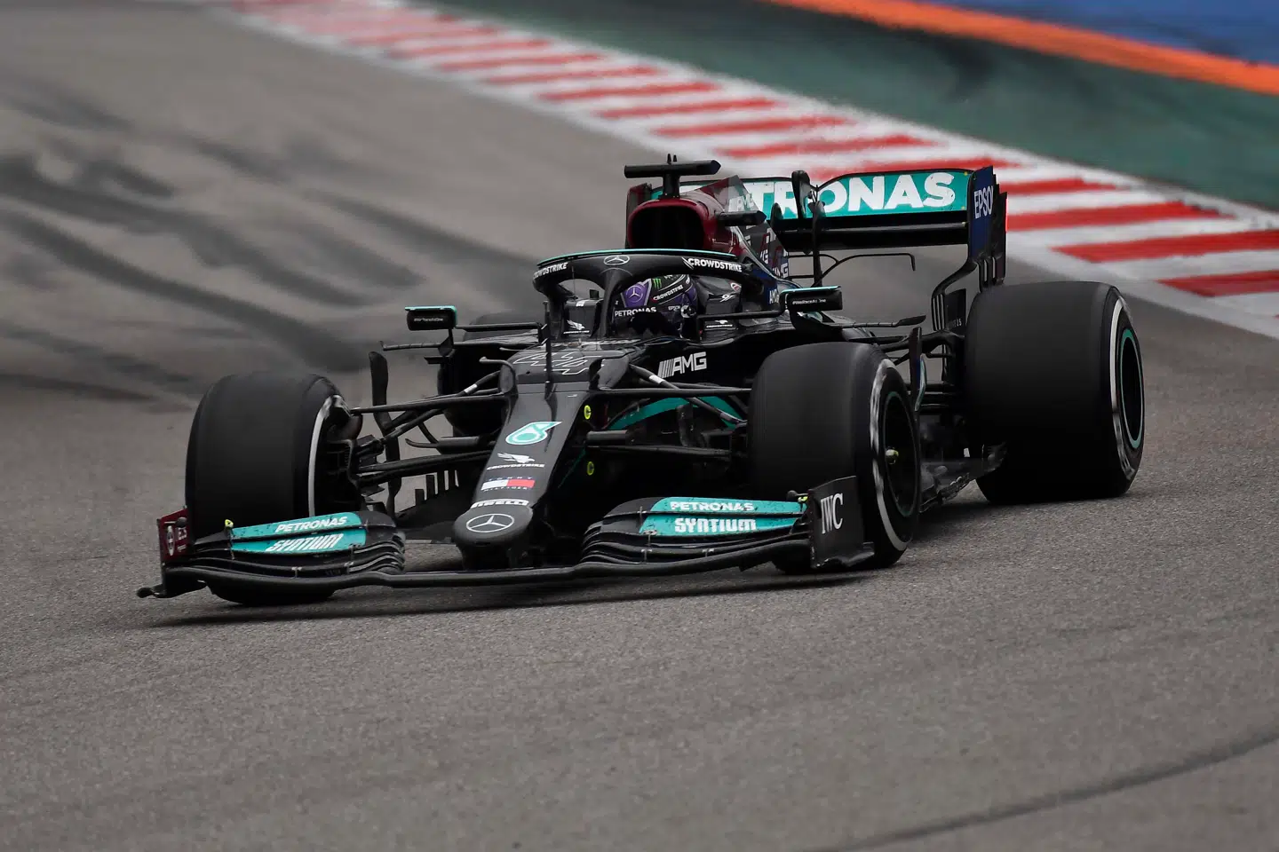 Det var regnvejret på de sidste omgange, der sikrede Lewis Hamilton sejren i Sochi.