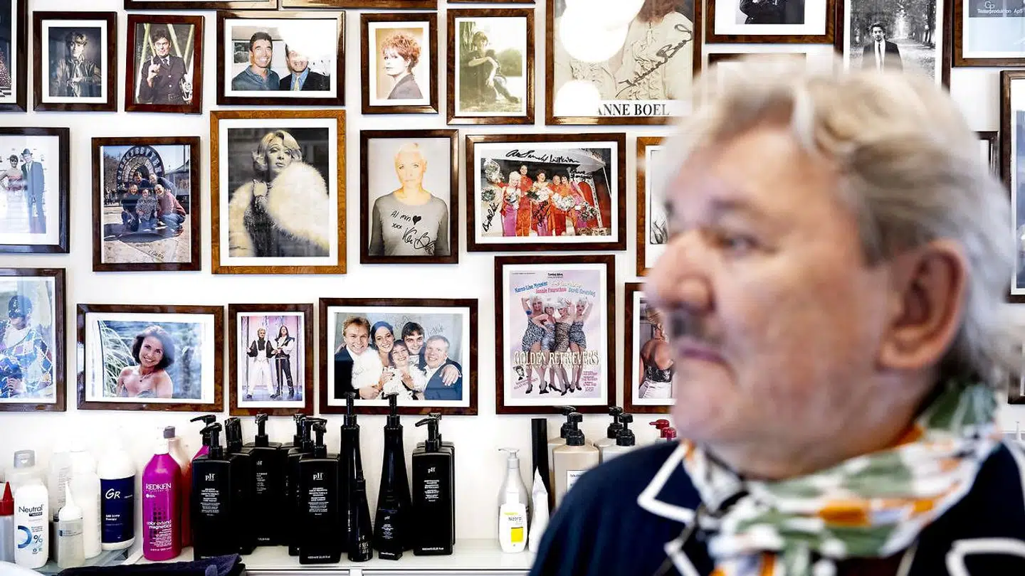 Der er fyldt med billeder af kendisser i Tage Frandsens salon.