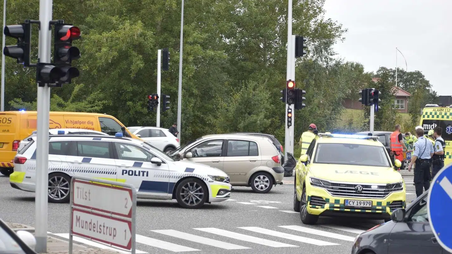 Østjyllands Brandvæsen og politiet er til stede ved færdselsuheld i Tilst.