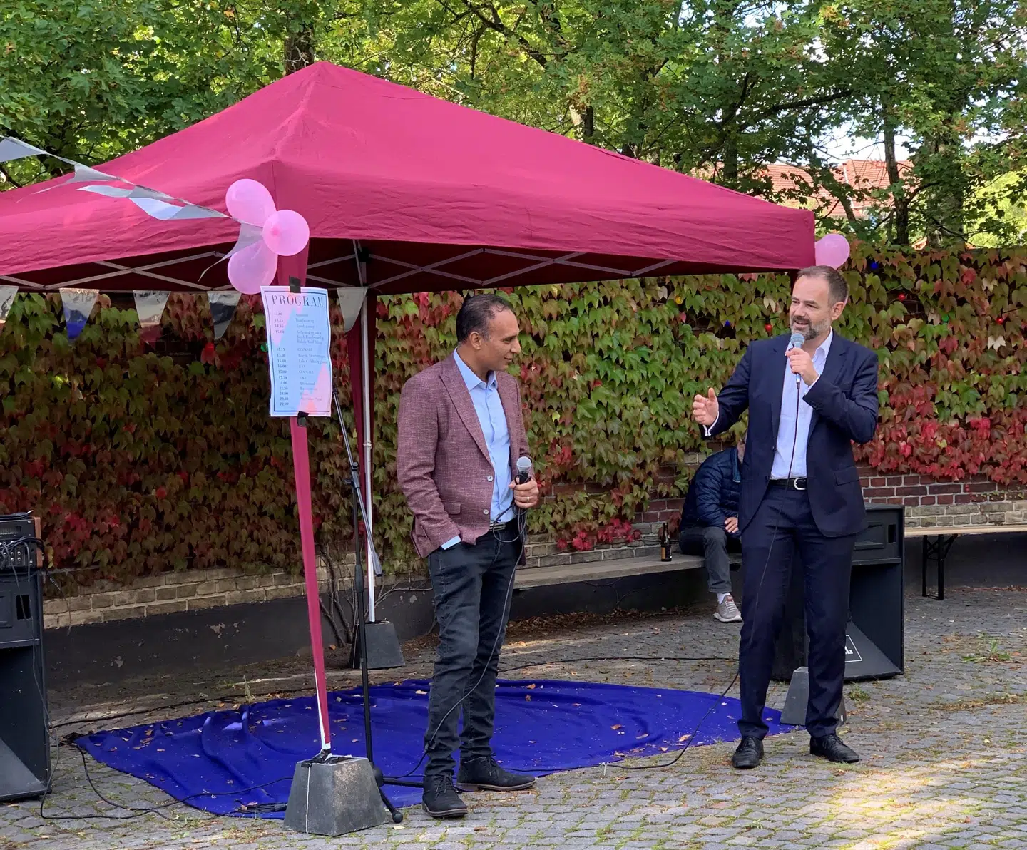 Til åbningsreceptionen lørdag holdte borgmester Jacob Bundsgaard (S) og rådmand for Kultur og borgerservice Rabih-Azad Ahmad (RV) tale. Foto: Scenekunsthus Aarhus