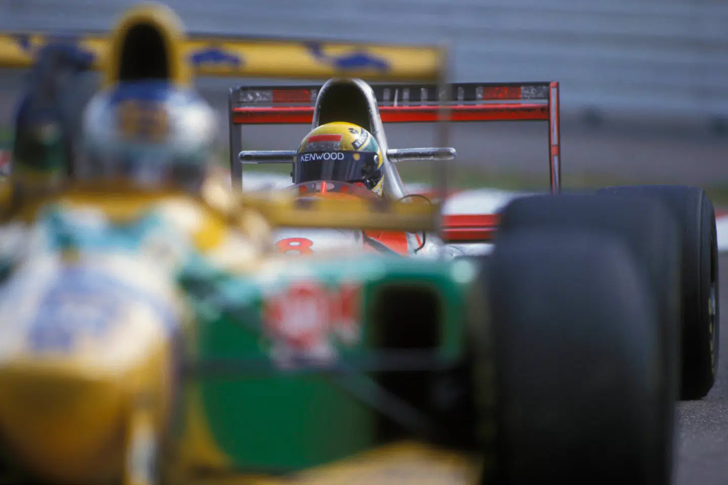 Michael Schumacher foran Ayrton Senna i 1993. Allerede på dette tidspunkt har de to Formel 1-stjerner været i clinch flere gange.