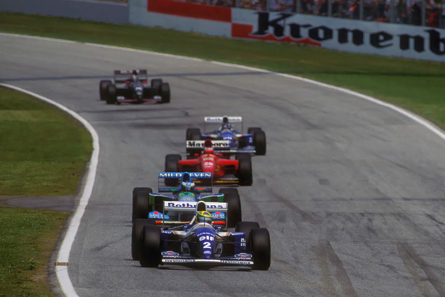 Ayrton Senna fører de indledende omgange af San Marinos Grand Prix 1994, men er hårdt presset af Michael Schumacher.