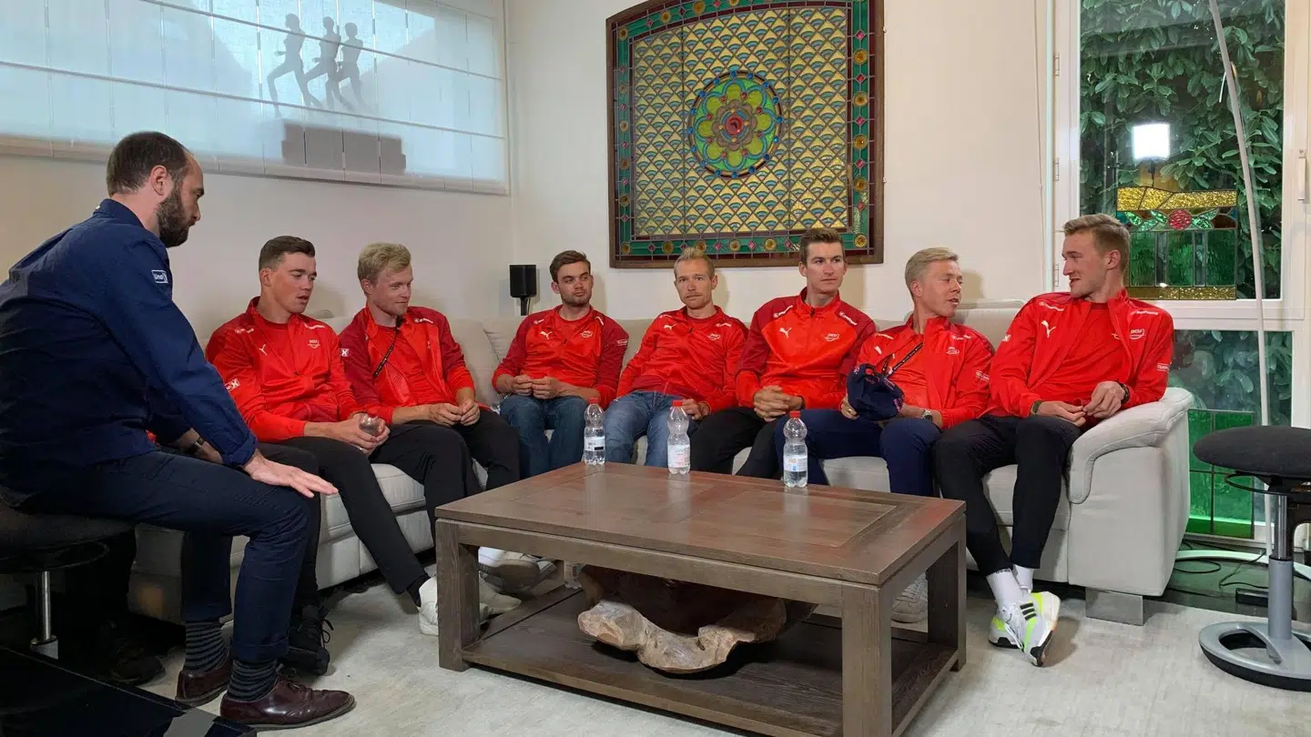 Det danske herrelandshold har sjældent set så stærkt ud som ved årets VM. Fra venstre til højre Anders Lund (landstræner), Mads Pedersen, Mads Würtz Schmidt, Kasper Asgreen, Magnus Cort, Mikkel Honoré, Michael Valgren og Mikkel Bjerg. Andreas Kron sidder bag ved den danske landstræner.