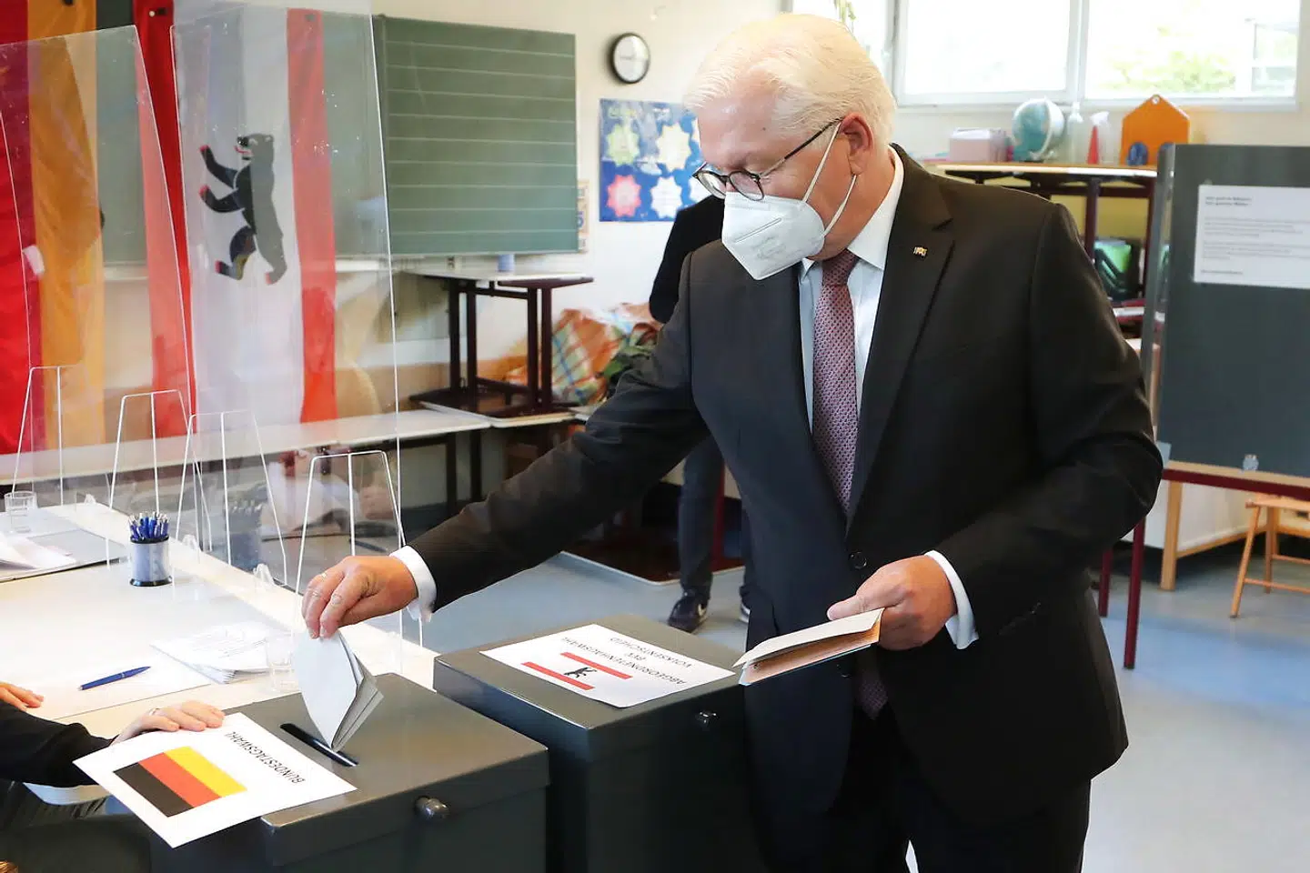 Valgstederne åbnede kl. 8 søndag morgen. Her ses den tyske forbundspræsident Frank-Walter Steinmeier stemme.