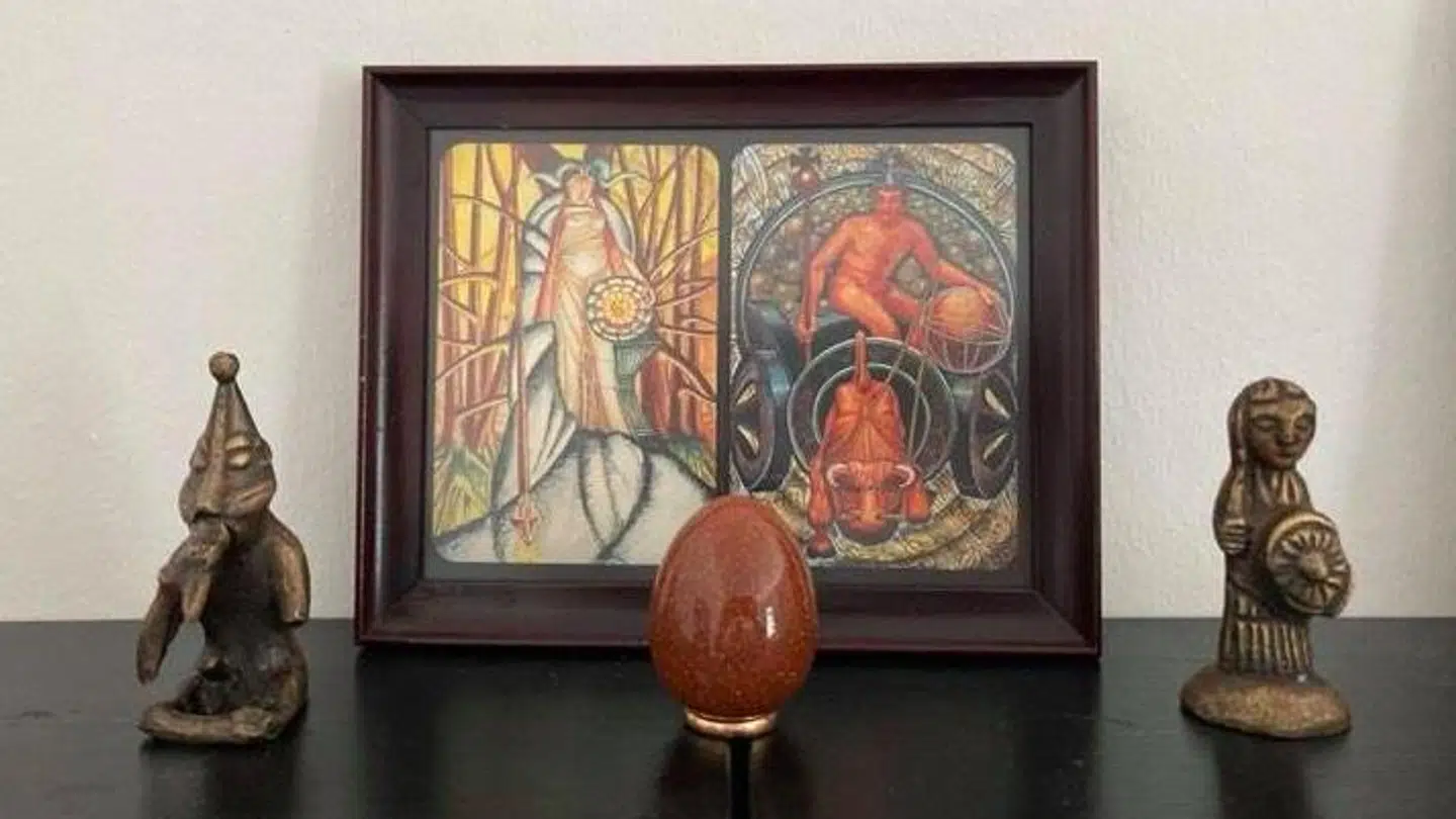 Tidligere præst Johan Christian Nord har lavet et lille alter derhjemme med to gudefigurer – en oprejst væbnet kvinde og en siddende nøgen mand. Mellem dem står et mytisk æg lavet af glas og kobberstøv.