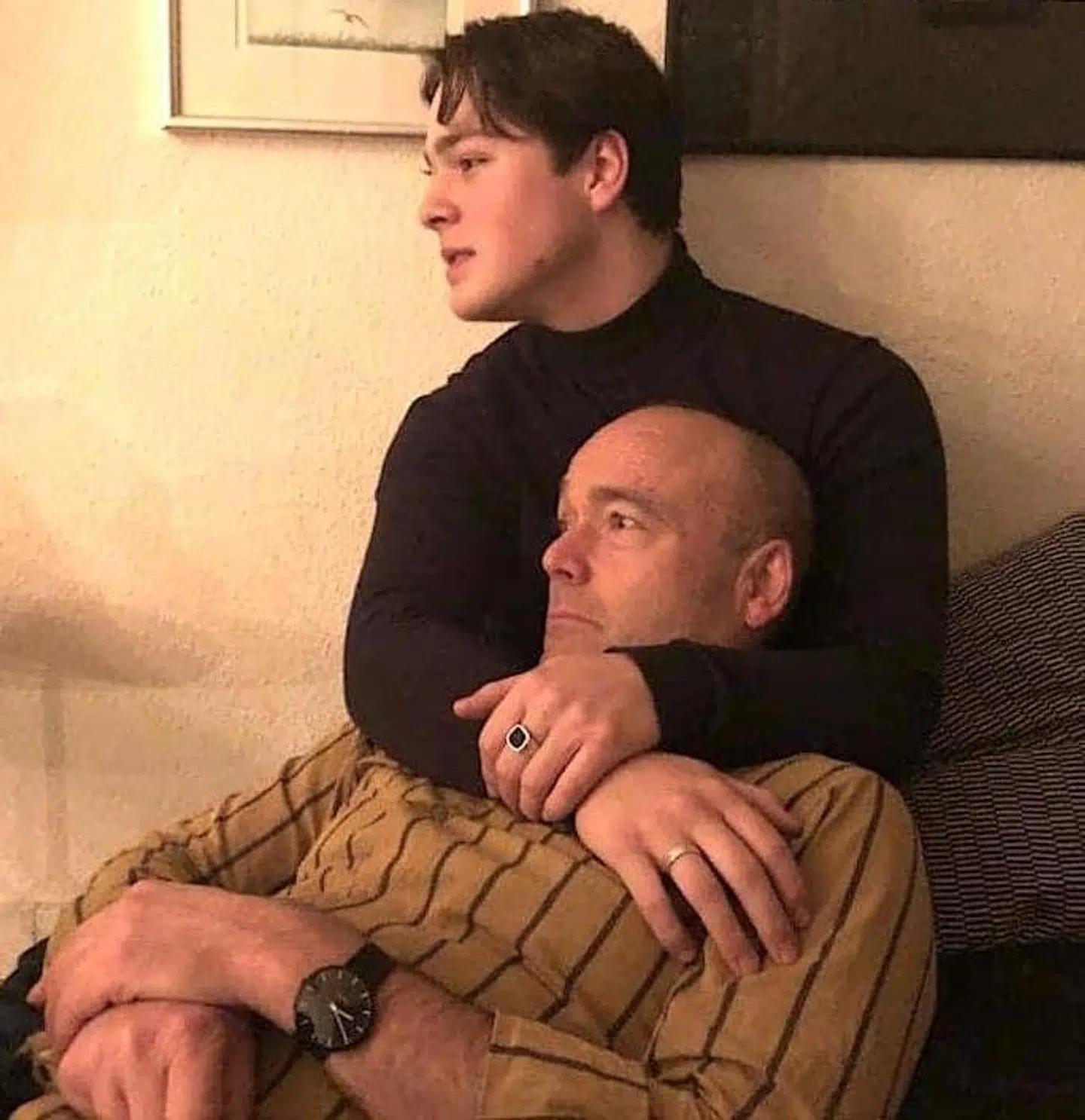 Ovenpå sin indlæggelse har Peter Øvig og sønnen Aske gradvist fundet hinanden igen. Her far og søn i en kærlig stund juleaften 2020.