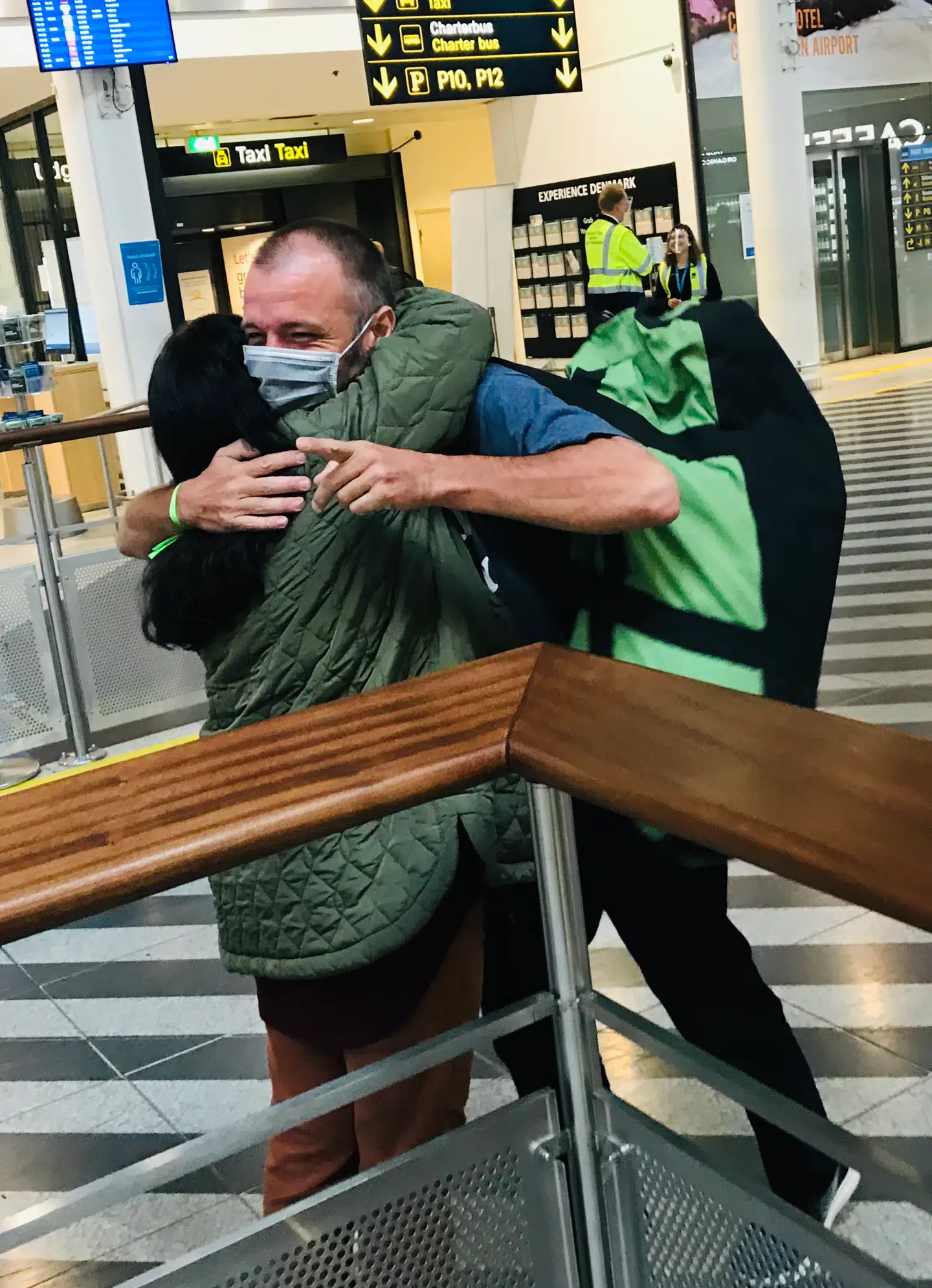 Efter to lange år i fængsel i Cambodja kunne Sejr Gundel forleden endelig knuse sin mor Susanne i lufthavnen i Kastrup.