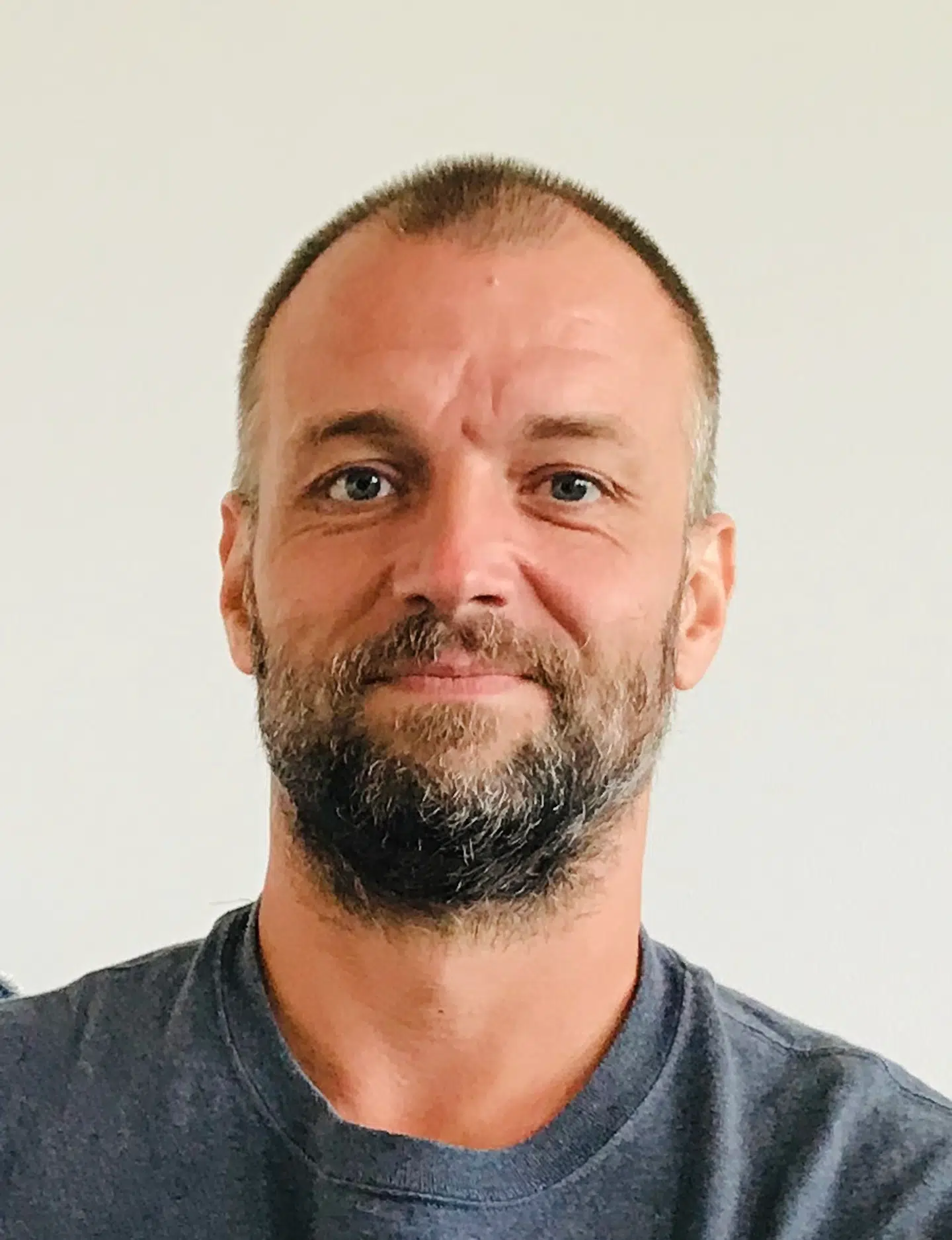 I den uhumske celle i Cambodja måtte Sejr Gundel dele den trange plads med både mordere og pædofile. På et tidspunkt havde han tabt sig 24 kilo.