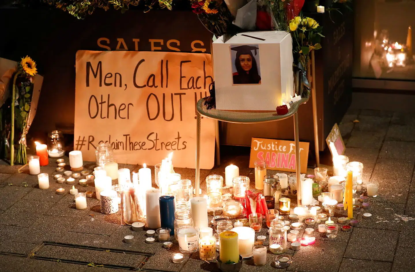 Fredag aften tændte hundredevis af londoner lys og lagde blomster for at mindes Sabina Nessa.