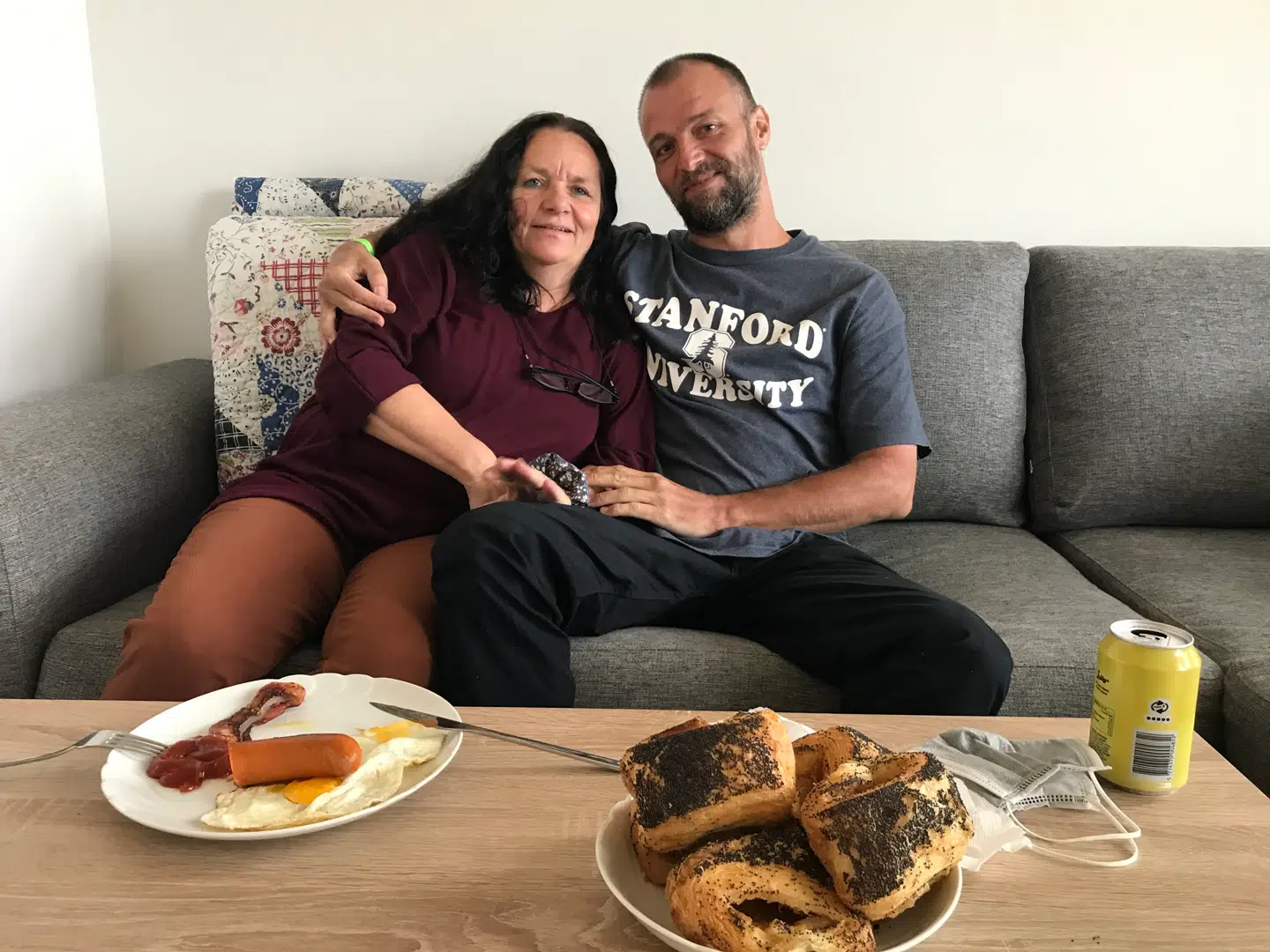 Som det første måltid i Danmark fik Sejr serveret bacon og pølse med spejlæg til morgenmad hjemme hos mor.