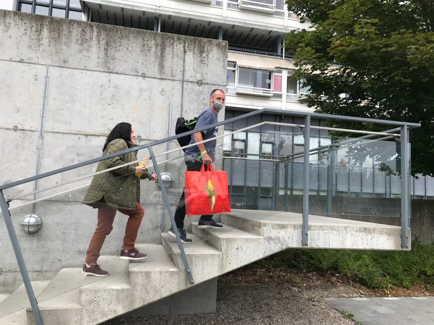 Efter hjemkomsten til Danmark skal Sejr Gundel i begyndelsen bo i sin mors lejlighed i Hvidovre.