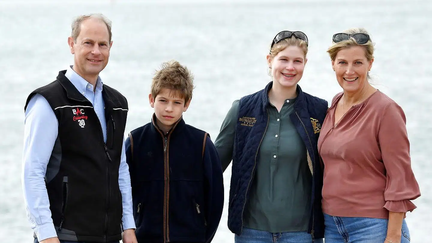 Lady Louise og hendes bror, James, ses her sammen med deres forældre.