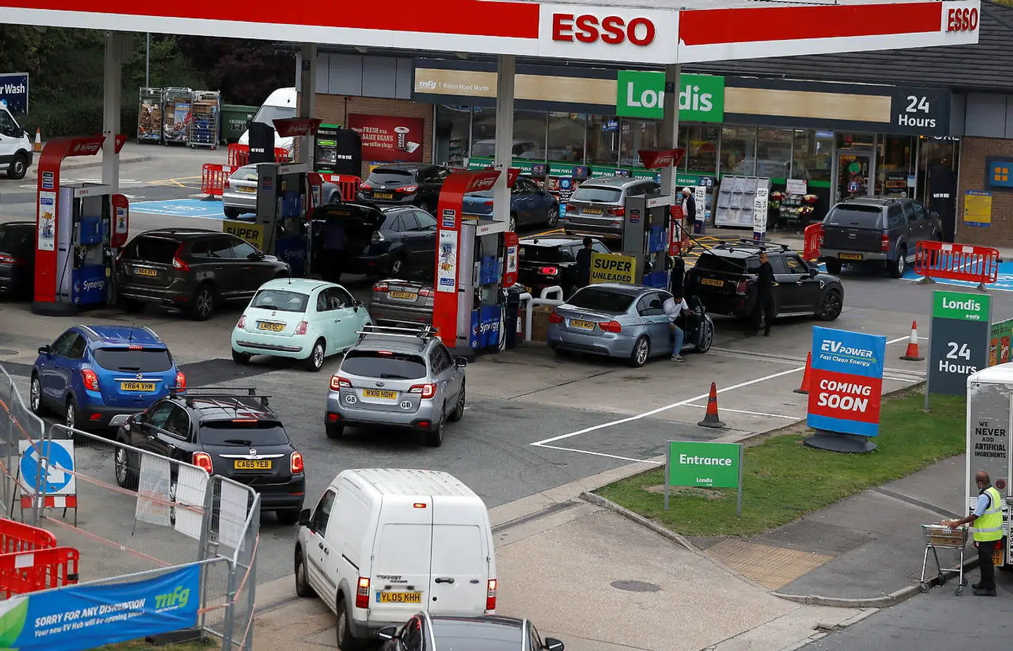 Briter holder i lang kø til en tankstation i London.