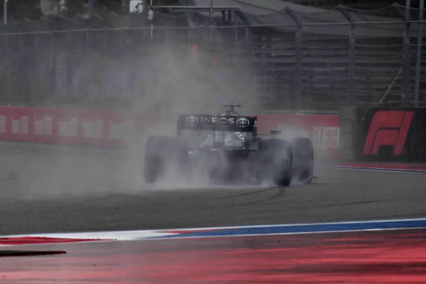 Lewis Hamilton røg af den regnvåde bane, og undskyldte efterfølgende overfor hele teamet.