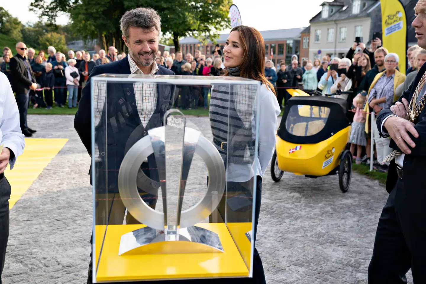 Kronprinsparret ser Tour de France-trofæet under besøget ved Kongernes Jelling. Foto: Henning Bagger / Ritzau Scanpix