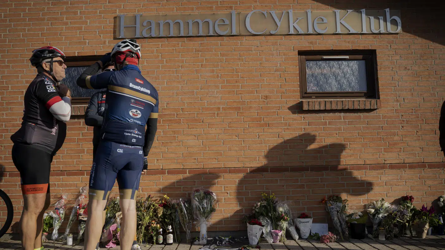 Mange har lagt blomster og diverse andre ting foran Hammel Cykle Klub til ære for Chris Anker Sørensen.