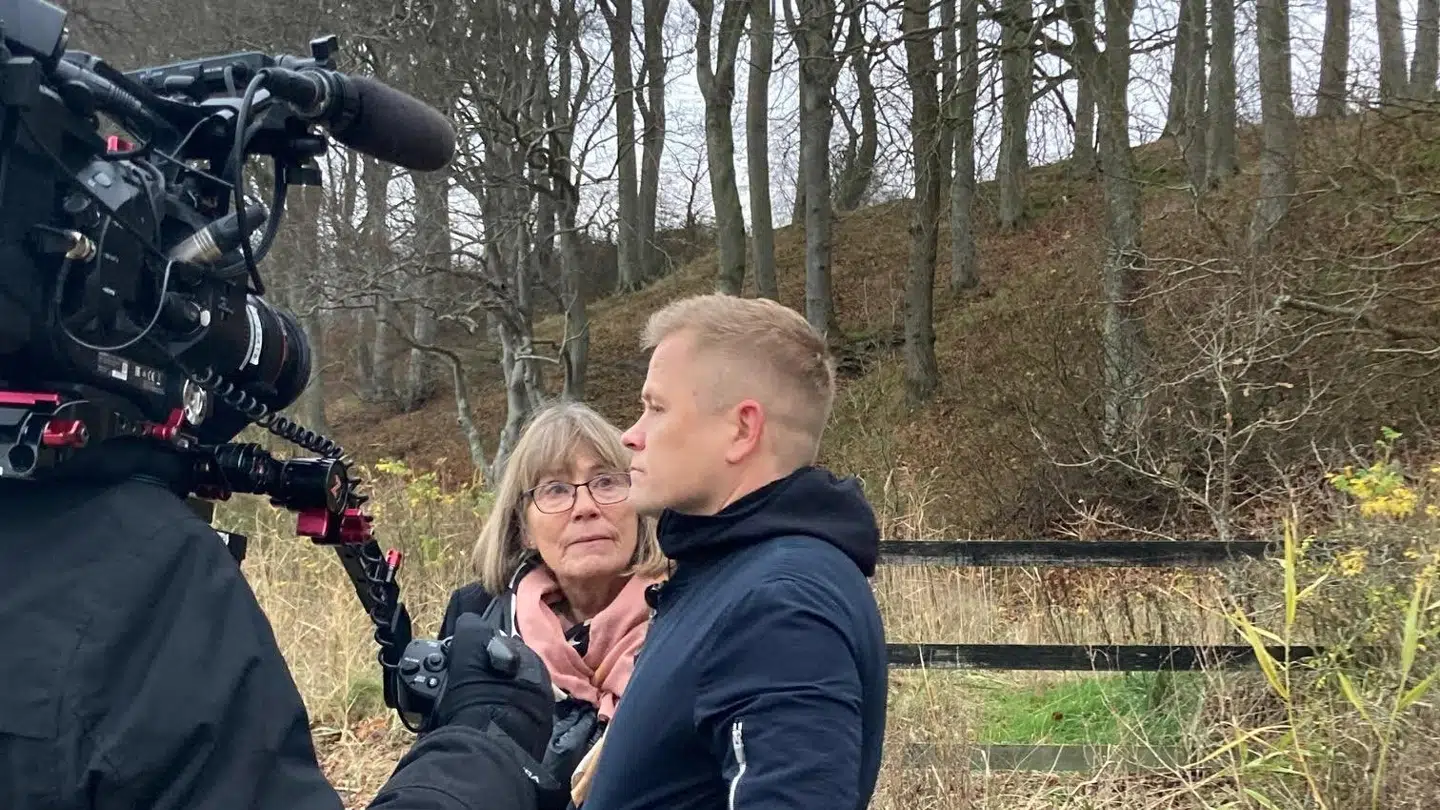 Kasper Friche og hans mor, Anne-Grethe Friche, under optagelserne til programmerne om deres far og ægtemand.