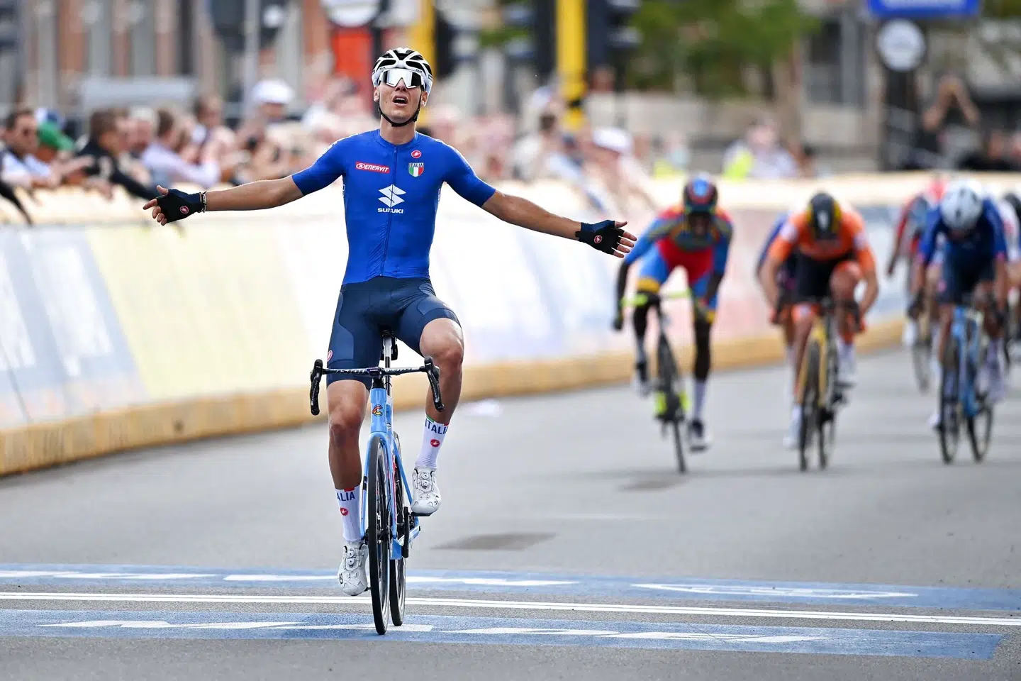 Filippo Baroncini vandt U23-herrernes VM, mens Biniam Ghirmay bagved spurtede sig til en sølvmedalje. David Stockman/Ritzau Scanpix