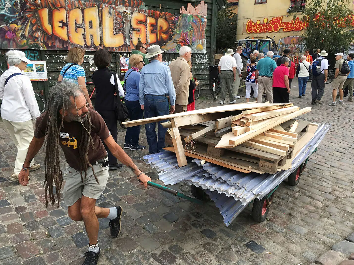 I kølvandet af nedskydningen river beboerne på Christiania hashboderne i Pusher Street ned.