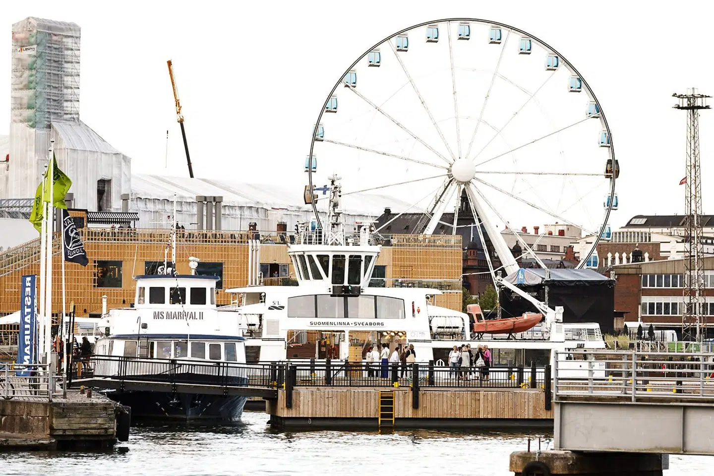 SkyWheel Helsinki ved havnefronten i den finske hovedstad. Nu vil selskabet bag opstille en tilsvarende iøjnefaldende attraktion på Odense Havn.
