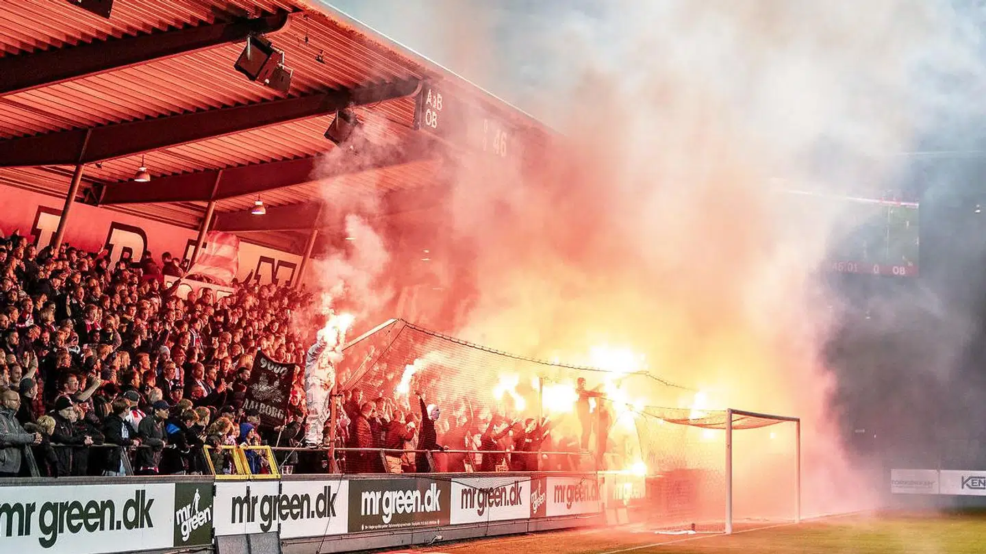 AaBs fans får store roser med på vejen af træner Marti Cifuentes. »De er en del af processen,« siger han. Hér er det seneste opgør mod OB, hvor der var fyrværkeri.