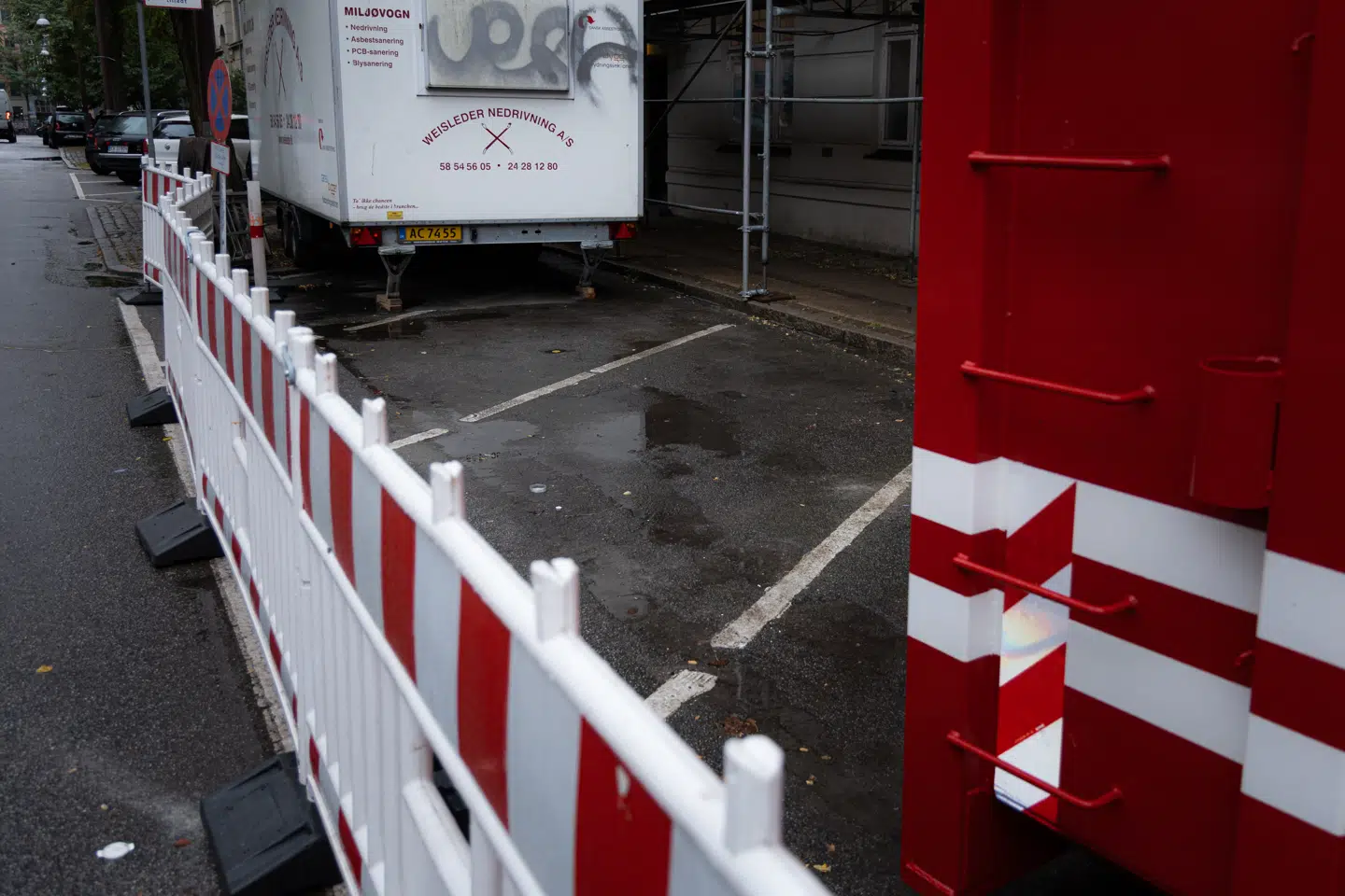 Byggeriet, hvor seks parkeringspladser bliver optaget.