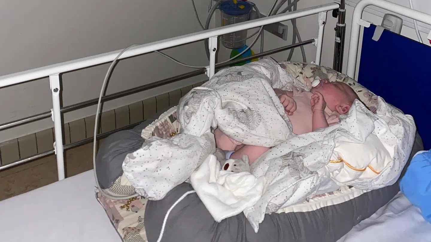 Lille Sophia under sin første indlæggelse (Privatfoto)