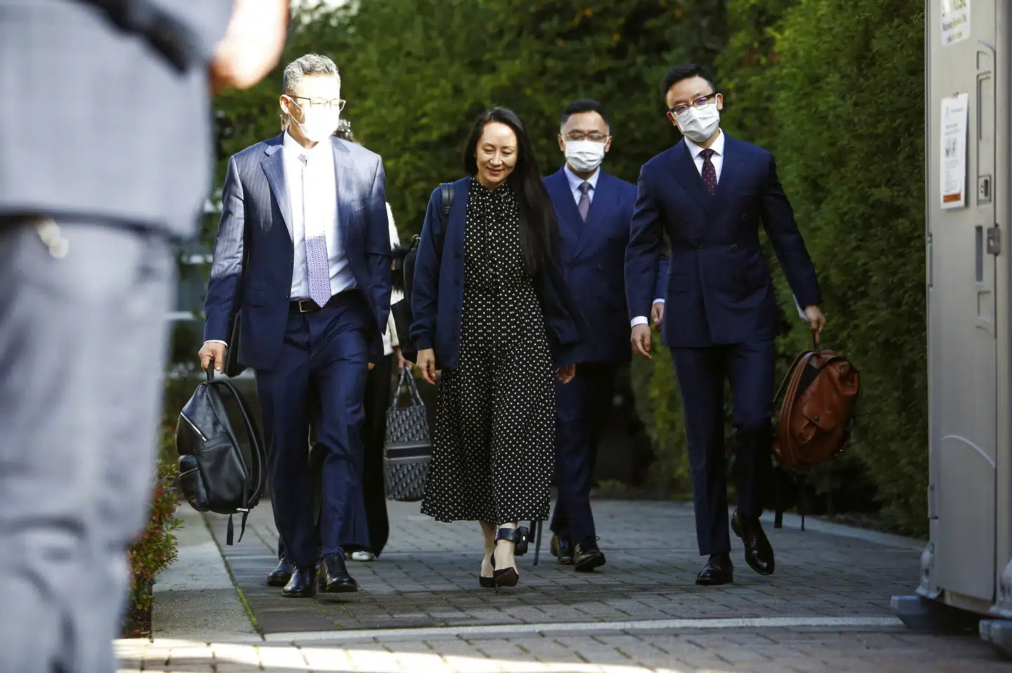 Med fodlænke om anklen forlader Huaweis finanschef, Meng Wanzhou, sit hus i Vancouver i Canada for at deltage i et retsmøde fredag. Det ventes at resultere i, at hun kan rejse hjem til Kina efter knap tre års ufrivilligt ophold i Canada.