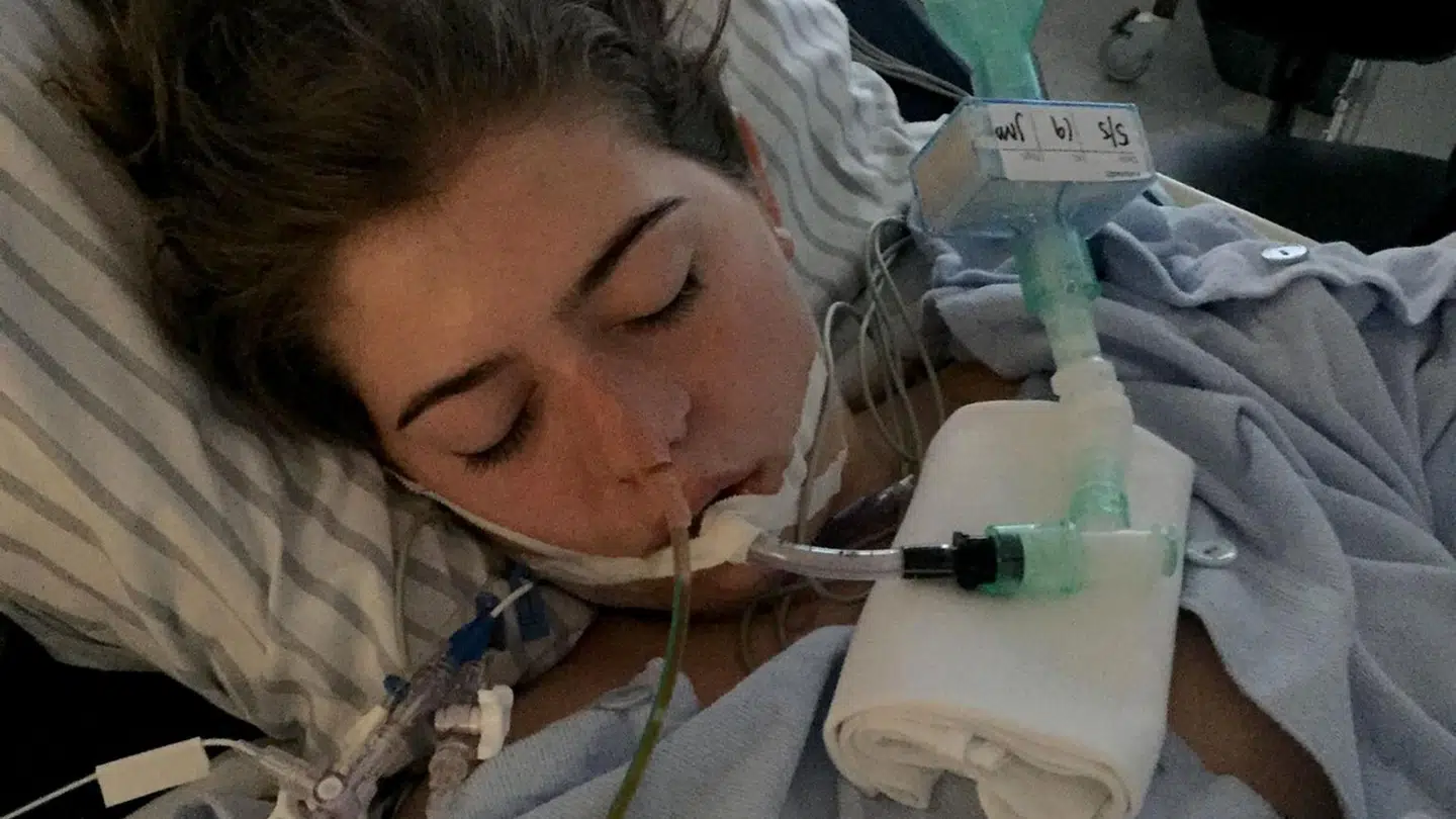 17-årige Mathilde i sygesengen, mens hun er ramt af kødædende bakterier. Hun overlever mirakuløst, men får amputeret sin arm.