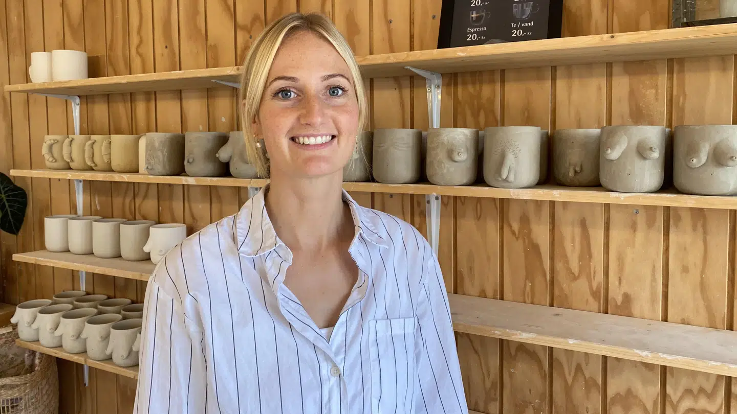 Tone Rafn Tygesen har haft sin butik på fuld tid i ni måneder, og udlandet har allerede fået øjnene op for hendes håndlavede kopper. Foto: Rebecca Haugaard Christensen