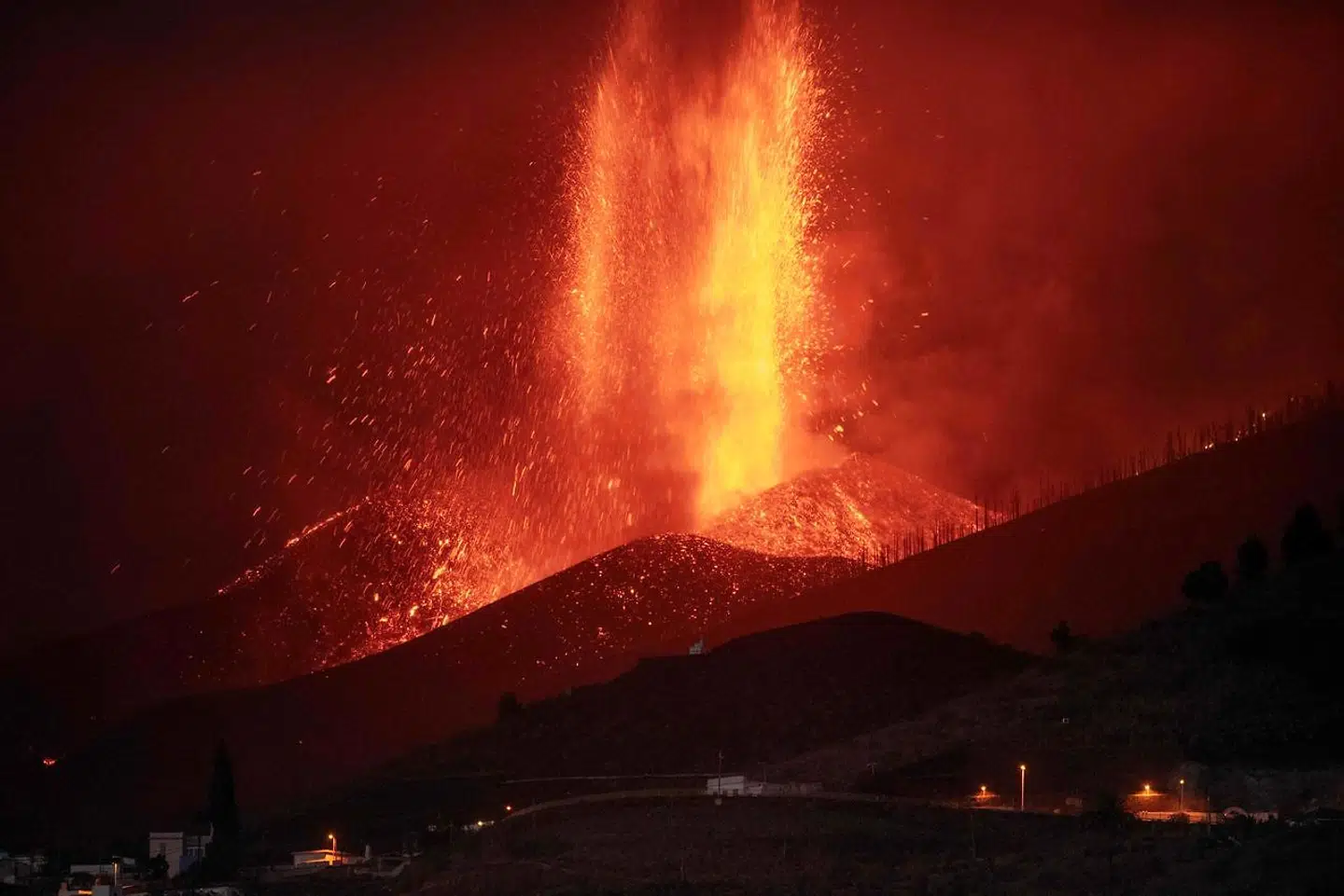 Vulkanen Cumbre Vieja på den kanariske ø La Palma er i udbrud. Over 6.000 personer er evakueret.