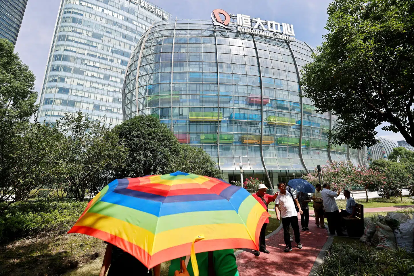 Evergrande - Kinas næststørste ejendomsudvikler - bliver i øjeblikket fulgt tæt på de finansielle markeder, fordi selskabet risikerer at gå konkurs med en gæld på 1900 milliarder kroner. Det frygtes at kunne sprede ringe i vandet til Kinas økonomi og i sidst ende verdensøkonomien. (Arkivfoto) Aly Song/Reuters