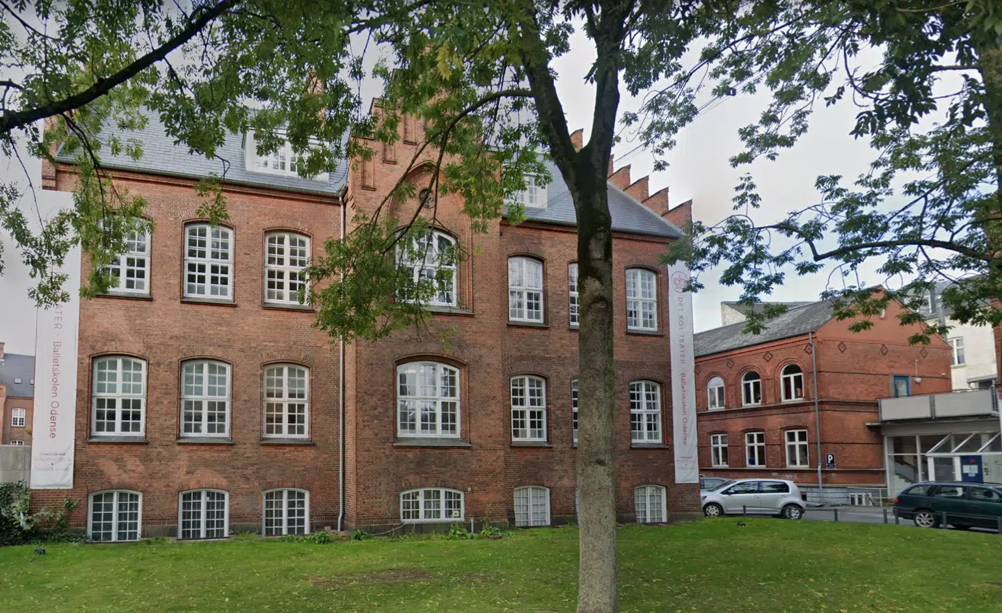 Næsten øverst på listen finder vi Det Kongelige Teater Balletskolen Odense, hvor ét års undervisning koster over 20.000 kroner om året. Foto: Google Streetview.