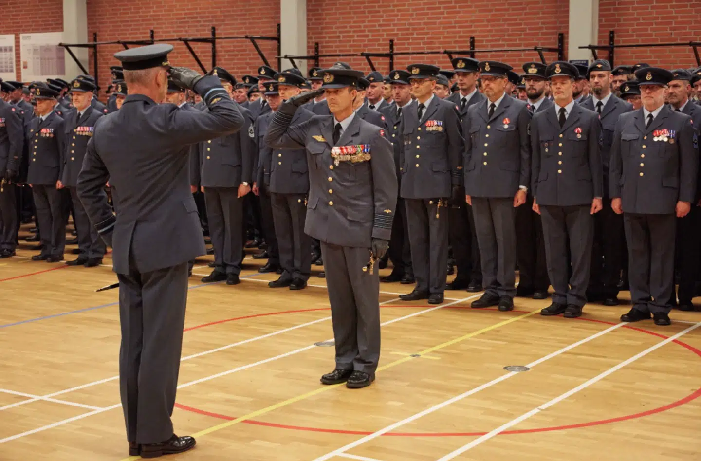 Her ses oberst Uffe Holstener, da han i 2017 blev øverste chef for Flyvestation Skrydstrup, som kaldes Fighter Wing Skrydstrup. Han erkender til B.T., at problemerne med mobning og krænkelser ikke er løst, selv om der var kommet advarsler ansatte for to år siden. Foto: Flyvevåbnet.