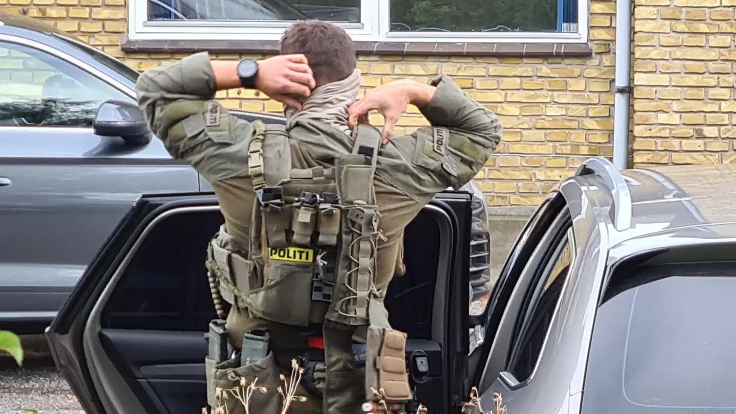 Politiet er massivt til stede på en adresse i Birkerød. Foto: Presse-fotos.dk
