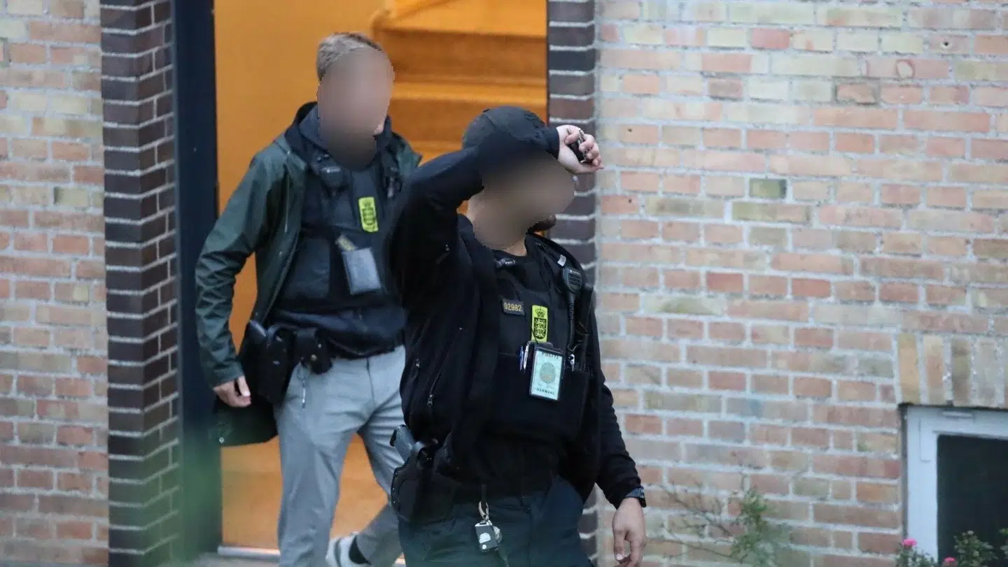 Her ses to betjente forlade en opgang i Birkerød i forbindelse med en stor politiaktion. Foto: Presse-fotos.dk