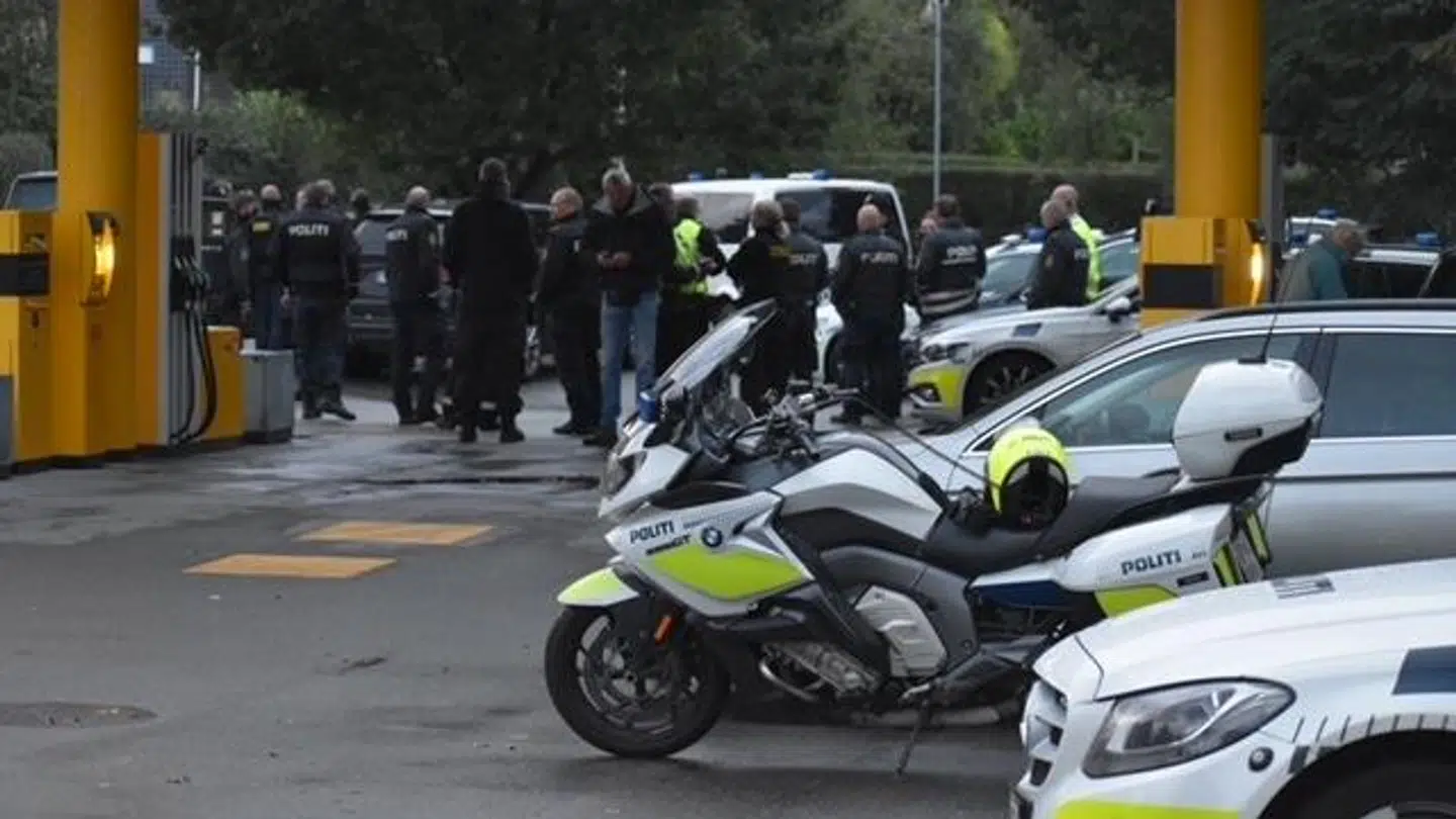 Her er en større flok politifolk samlet ved en tank nær Birkerød Kongevej. Foto: Presse-fotos.dk