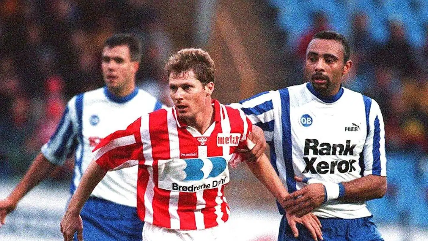 Carsten Dethlefsen i duel med AaB's Peter Rasmussen.