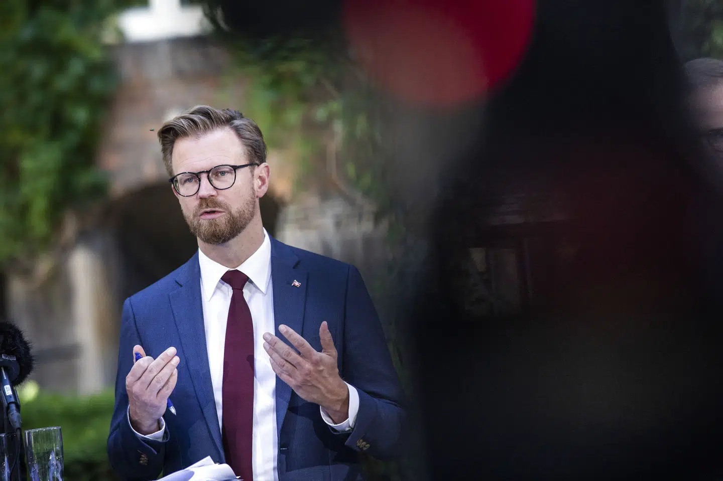 Transportminister Benny Engelbrecht (S) betegner det som et kæmpe skridt på vejen, at der er i EU-landene er enighed om, at benzin-, diesel- og hybridbilerne altså skal udfases. (Arkivfoto) Olafur Steinar Gestsson/Ritzau Scanpix