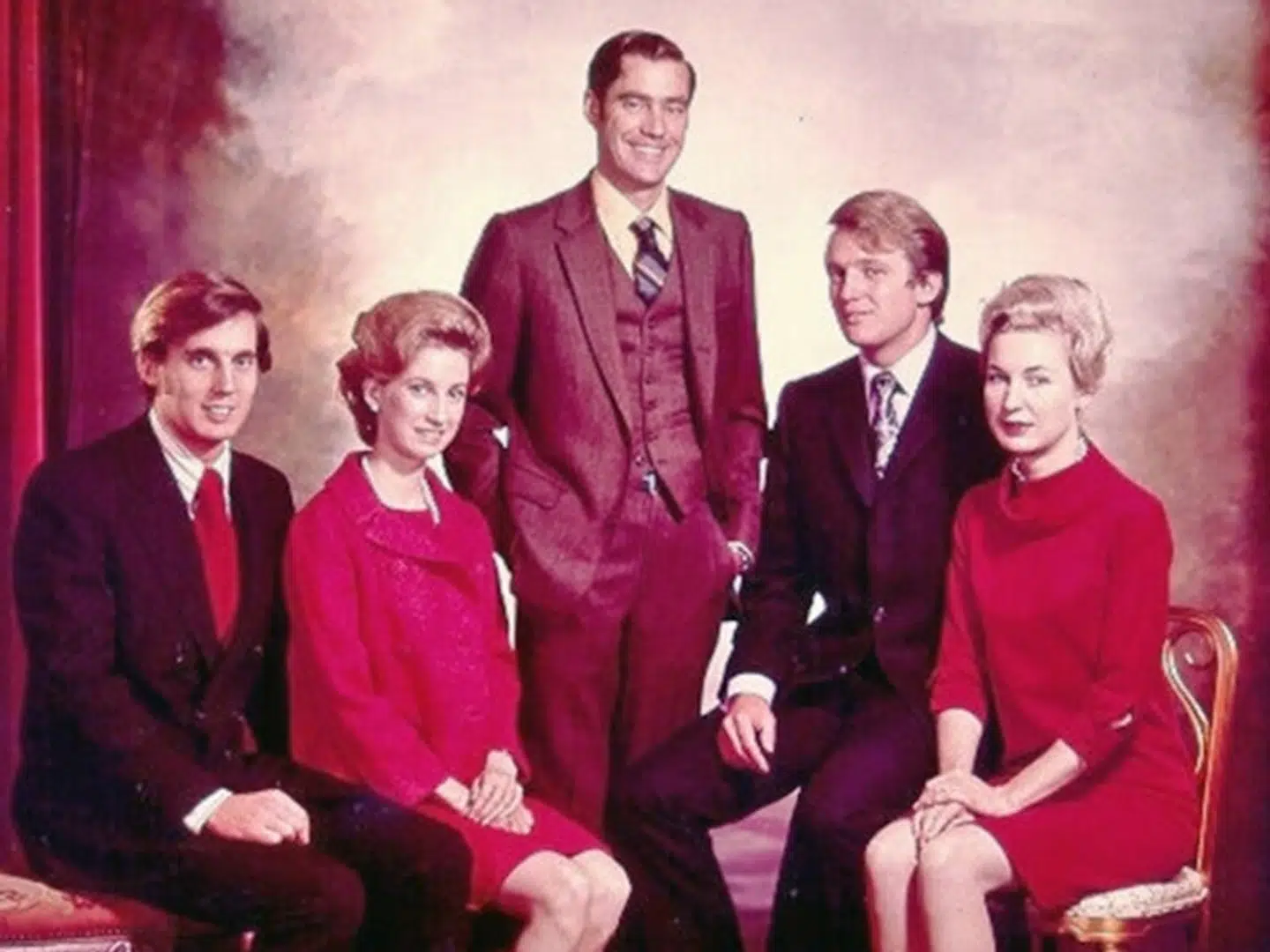 Trump-familiefoto med patriark Fred Trump i centrum. Donald Trump er nummer to fra højre.