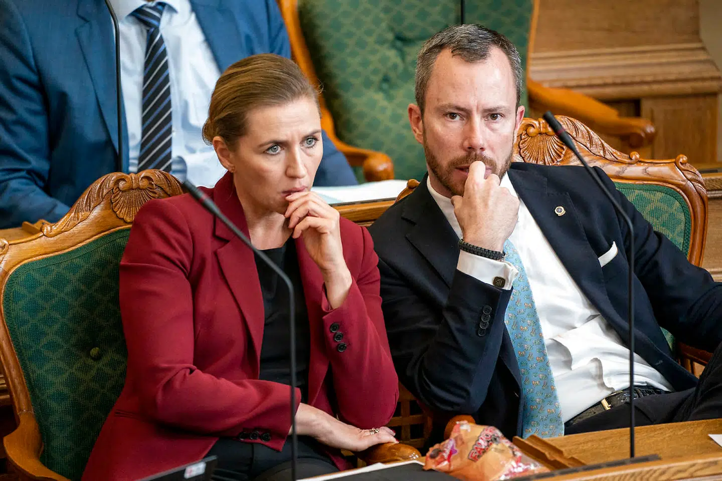 Mette Frederiksen (S) og Jakob Ellemann-Jensen (V) står i spidsen for de to partier, som i sidste ende afgør, om der skal tages et opgør med politikernes vederlag og pensioner.
