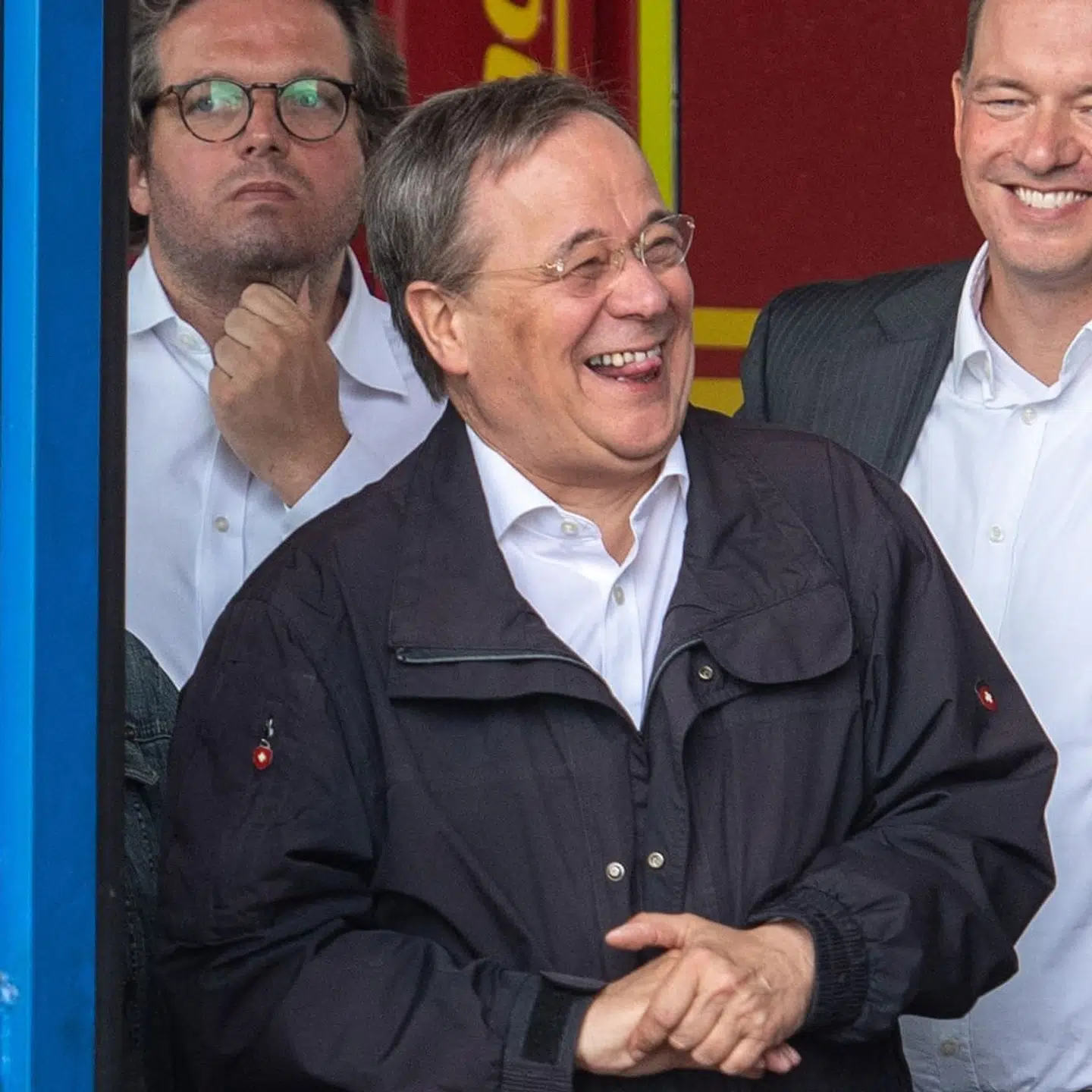 Mon ikke at CDUs spidskandidat til kanslerposten nu fortyder sit upassende grin midt under naturkatastrofen i sommer?