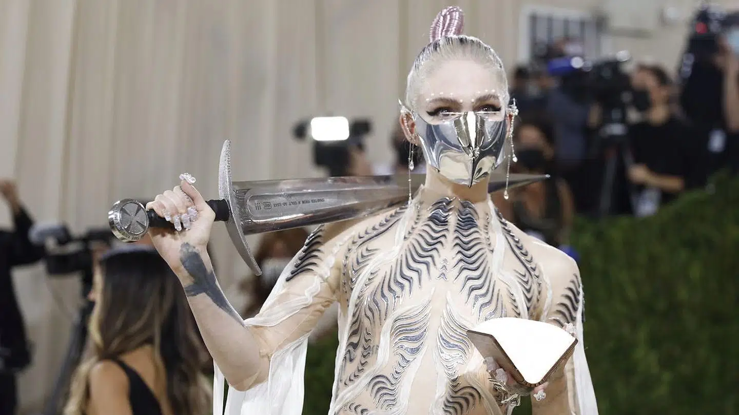Grimes poserer på den røde løber ved dette års Met Gala13 September 2021.