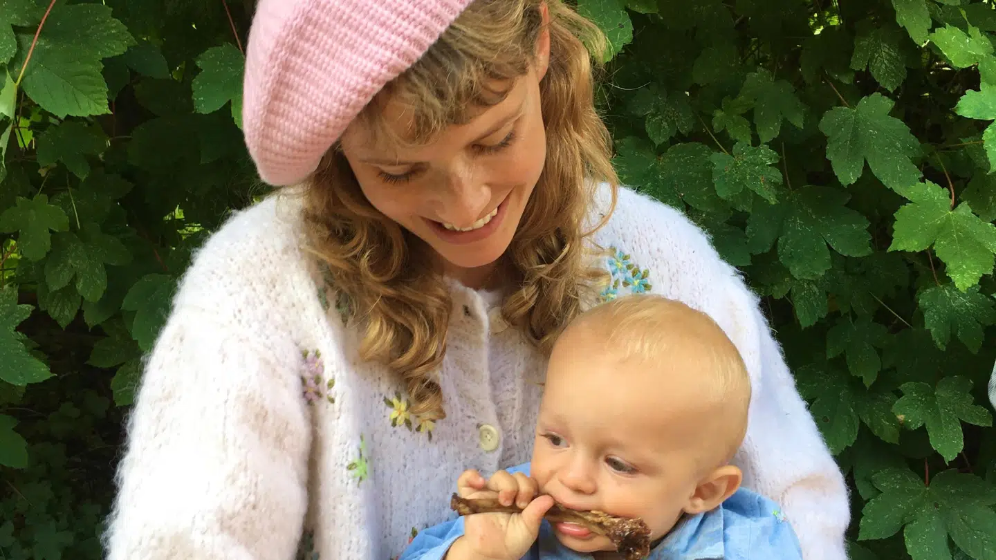 Oh Lands kæreste må ofte sønnen på gulve, bænke og i barnevognen. Foto: Privat